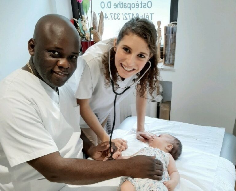 Ostéopathes prenant en charge un bébé